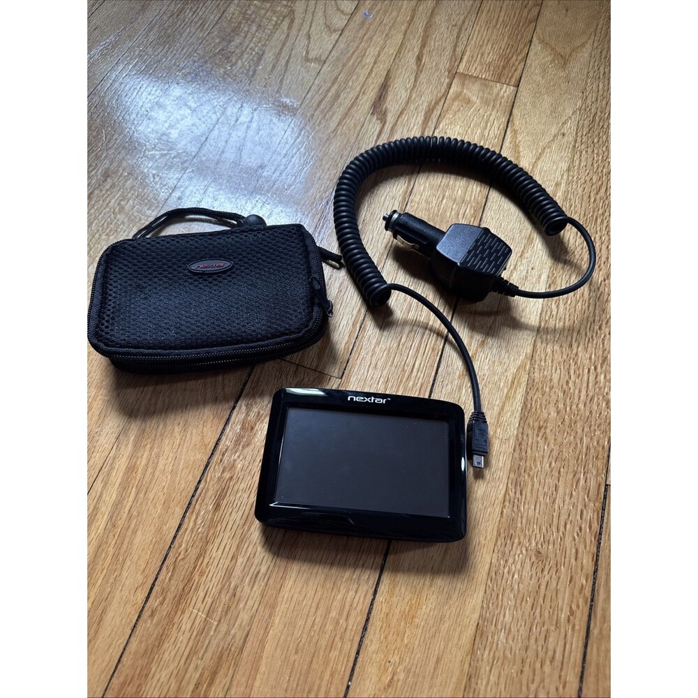 Nextar Q4 Automotive Mountable GPS Bundle With Charger And Case